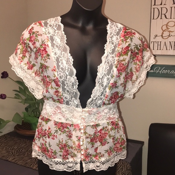 🌺 V-Neck FLORAL LACE TOP - Picture 1 of 1